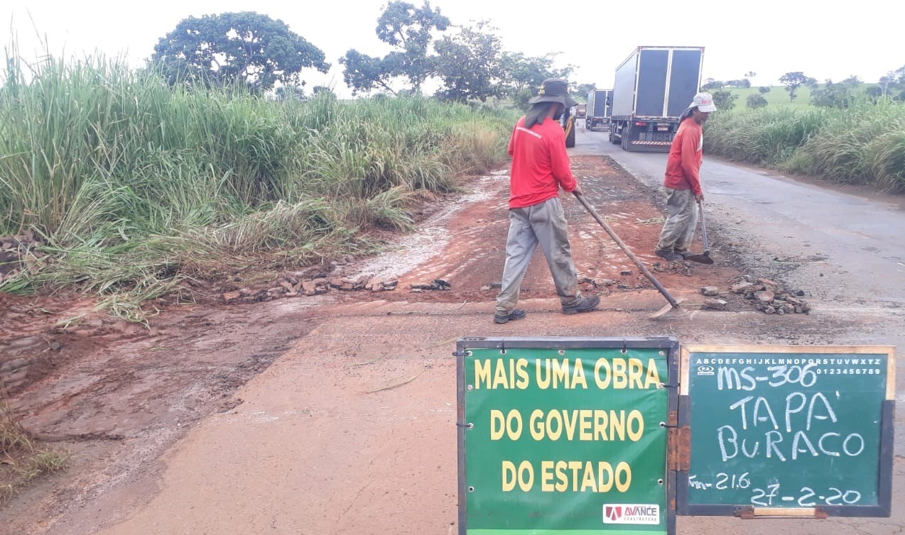 Enquanto aguarda consórcio, MS-306 continua recebendo serviços de tapa-buraco Divulgação