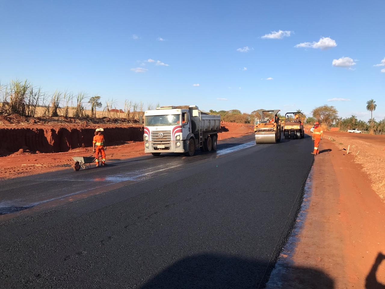 Obra de pavimentação na MS-223 segue acelerada e cenário começa a mudar Obra de pavimentação na MS-223 segue acelerada e cenário começa a mudar