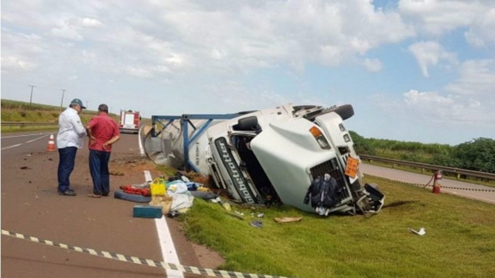 Caminhão com produtos químicos tombou no canteiro da BR-163, próximo a Sonora (Foto: Alisson Silva)