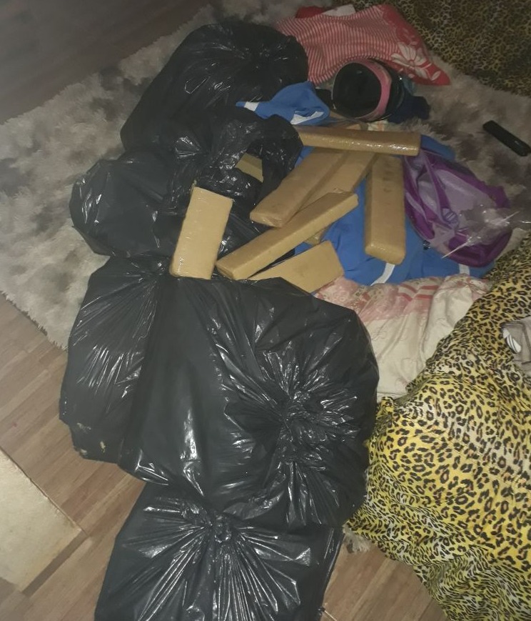 Maconha localizada na casa. PM/Divulgação