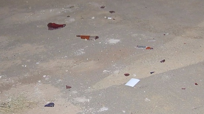 Mulher é morta a facadas e ex-marido é suspeito pelo crime Mulher foi esfaqueada e caiu na calçada, na frente de casa (Foto: Reprodução)