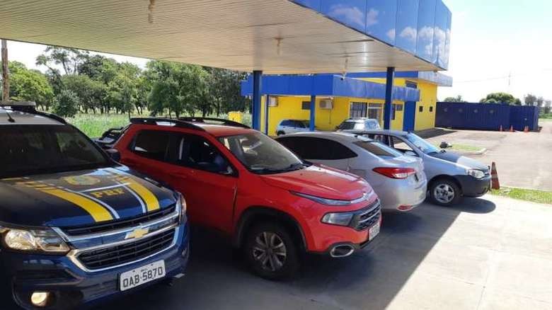 PRF prende três e recupera dois veículos na BR-163 PRF prende três e recupera dois veículos na BR-163