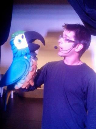 Como já foi contador de histórias, ele pensou em fazer um momento de diversão para as crinaças. (Foto: Arquivo Pessoal)