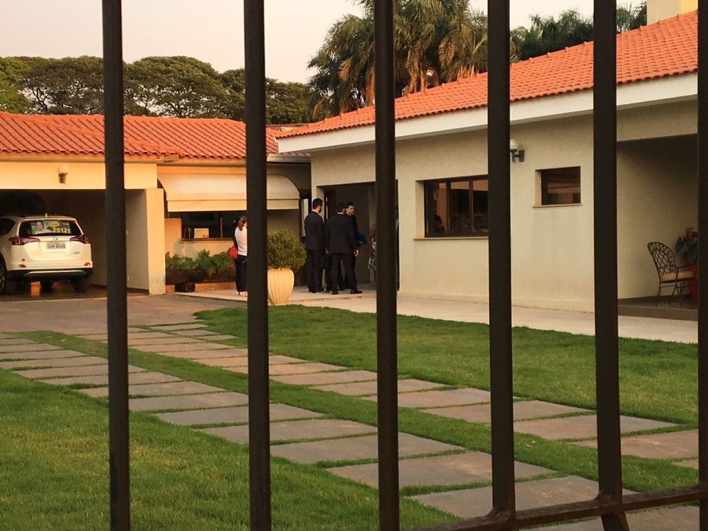 Policiais na casa do deputado estadual Zé Teixeira, em Dourados.: Martim Andrada/TV Morena