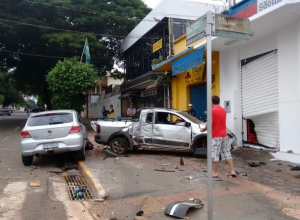 Condutores foram socorridos pelo Corpo de Bombeiros (Foto: Caroline Maldonado)