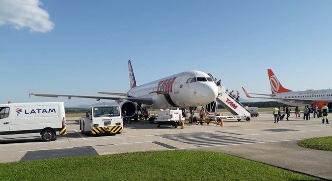 Passageiros desembarcaram em Florianópolis após o incidente
Reprodução/Facebook