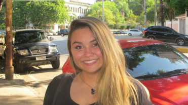 Teste indica melhores aplicativos para fazer ligações pelo celular Isabel Montenegro, de 17 anos, fez 18 ligações pelo WhatsApp em apenas dois dias de uso Foto: Renan Rodrigues