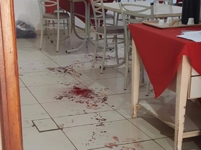 Homem tenta matar a ex-mulher e acaba baleando dono de restaurante (Foto: Fábio Campos/Rádio Caçula)