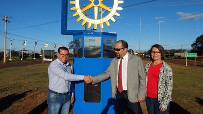 Pedro Pepa participa de confêrencia distrital e faz homenagem aos Rotarianos em Dourados O vereador durante a inauguração do Marco Rotariano na rotatória do Hospital Universitário-Foto: Divulgação