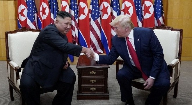 Trump tem encontro histórico com Kim Jong-un neste domingo Encontro aconteceu na fronteira intercoreana. Kevin Lamarque/ Reuters