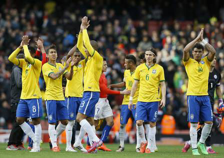 Os jogadores do Brazil aplaudem os fãs no fim da partida em Londres Foto: Kirsty Wigglesworth / AP