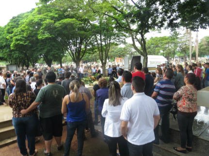 Familiares, amigos e fãs deram o adeus final ao cantor (Foto: Gizele Almeida)