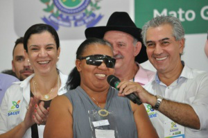 Caravana foca oftalmologia e tem como próximo destino Ponta Porã Francinete Borges contou, durante evento com o governador, ter voltado a ver depois de cirurgia de catarata durante a Caravana da Saúde (Foto: Marcelo Calazans)