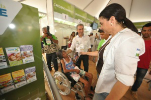 Caravana foca oftalmologia e tem como próximo destino Ponta Porã Evento em escola que virou ambulatório teve ainda doação de 75 cadeiras de rodas (Foto: Marcelo Calazans)