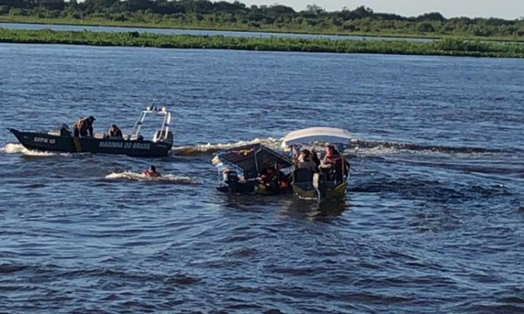 Barco afunda durante procissão de São Pedro em Corumbá Divulgação