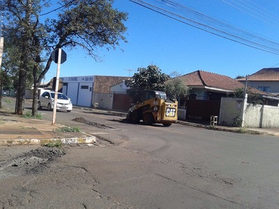 Prefeitura atende indicação de vereador e executa tapa-buraco na Avenida Madri Prefeitura atende indicação de vereador e executa tapa-buraco na Avenida Madri