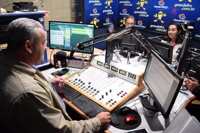 Prefeita Délia Razuk no programa A Hora da Verdade, na emissora Grande FM, no sábado – Luiz Radai/Assecom

