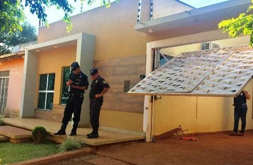 Homem tenta correr pra dentro de casa, mas é morto por pistoleiros na fronteira Foto: Porã News