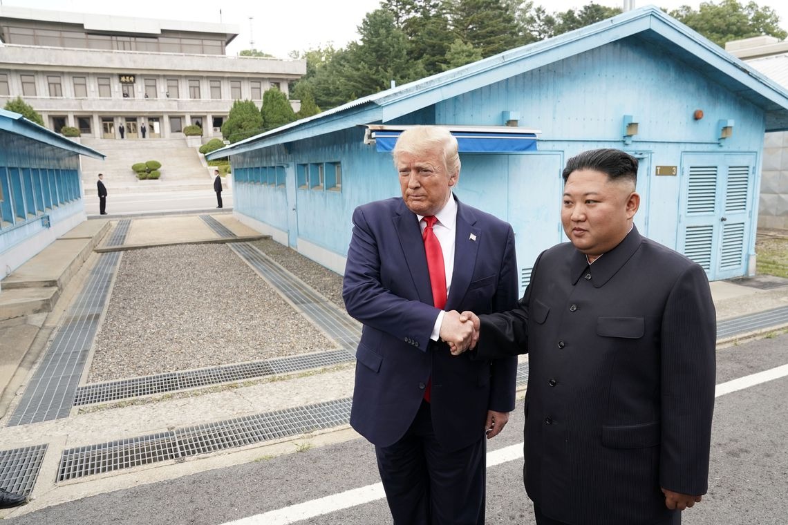 Trump cruza a fronteira e se encontra com líder da Coreia do Norte Reuters/Kevin Lamarque