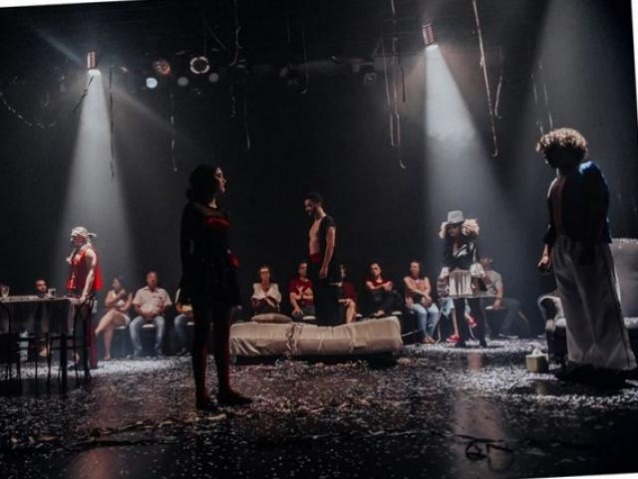 Peça 'A Fabulosa História do Guri-Árvore´ tem apresentação hoje Grupo Teatro Fulano di Tal durante apresentação de “Lápide Inconclusa em Quarta-feira de Cinzas” no último domingo. Divulgação