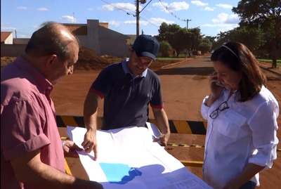 Prefeitura inicia obras para asfalto na região do Jardim das Primaveras Prefeita Délia Razuk visita obras de drenagem no Jardim das Primaveras