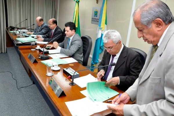 CCJR analisa 10 pareceres a projetos e distribui quatro proposições a relatores