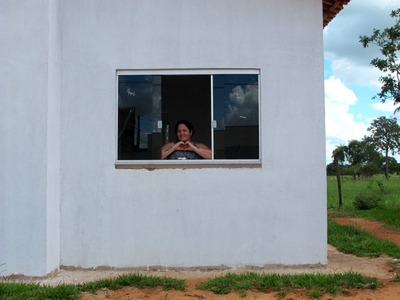 Projeto inovador realiza o sonho da casa própria em Inocência A zeladora Milene de Almeida não vê a hora de se mudar com os três filhos para a nova casa.