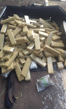 Polícia rodoviária apreende maconha em fundo falso de veículo na fronteira