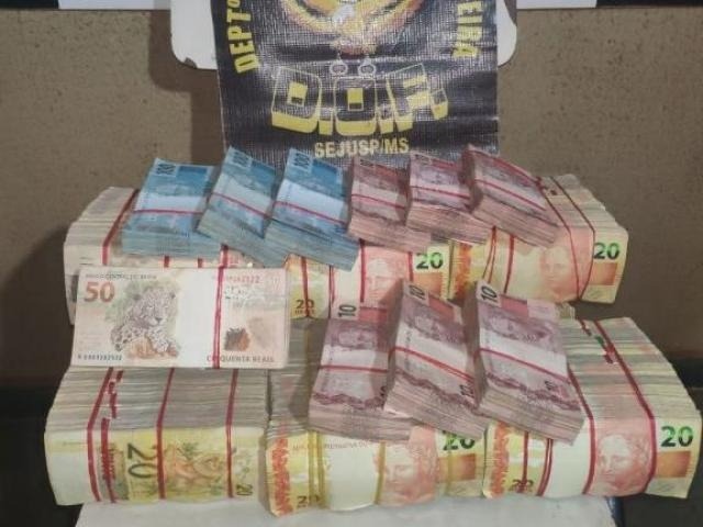 Homem é flagrado com R$ 247 mil em caminhonete Valor apreendido. DOF/Divulgação