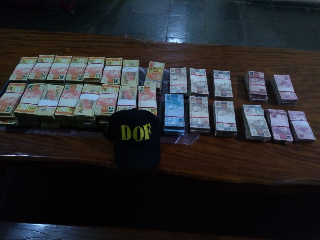 Homem é flagrado com R$ 247 mil em caminhonete Homem é flagrado com R$ 247 mil em caminhonete