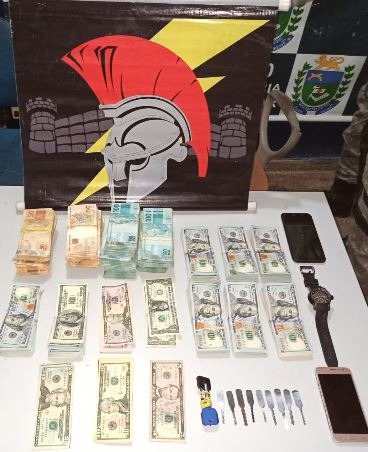 Dois são presos com quase 70 mil dólares e mais 120 mil reais na BR-262