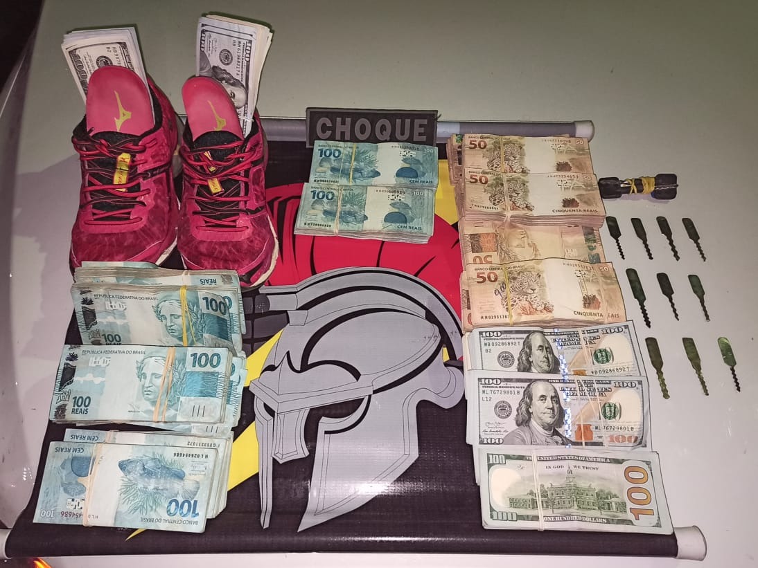 Dois são presos com quase 70 mil dólares e mais 120 mil reais na BR-262