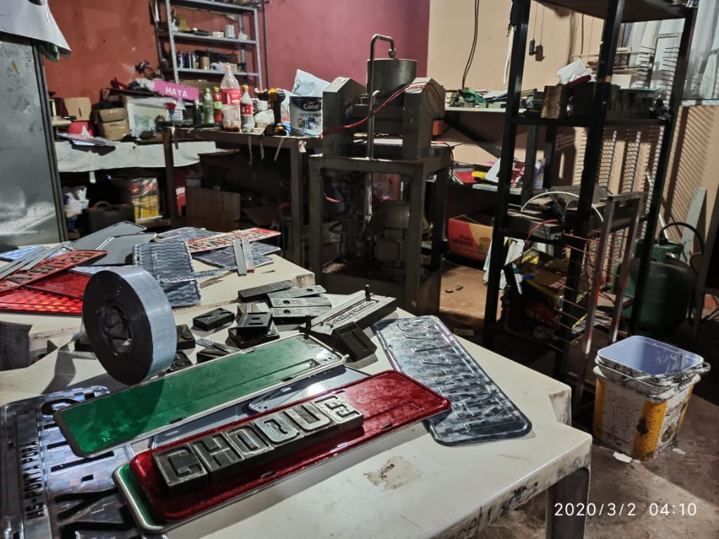 Choque fecha fábrica clandestina de placas de veículos