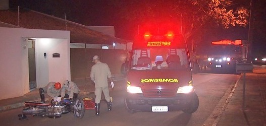 Jovem fica ferido ao bater com moto em muro de residência na Capital Jovem fica ferido ao bater com moto em muro de residência na Capital