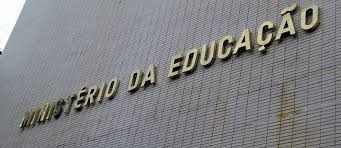 MEC suspende criação de novos cursos de medicina por 5 anos MEC suspende criação de novos cursos de medicina por 5 anos