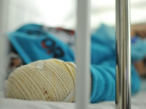 Bebê tem parte do dedo decepado em porta de creche municipal (Foto: Alcides Neto)