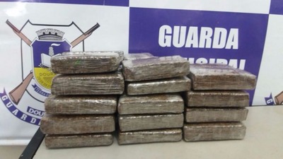 Adolescente é apreendida levando maconha em mochila escolar Osvaldo Duarte