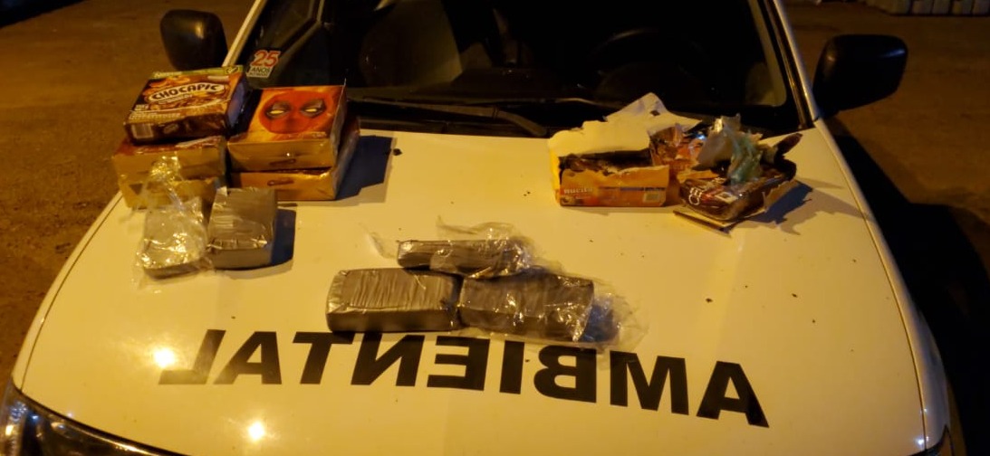 Dois passageiros são presos com quase 9 quilos de cocaína na BR-262 Dois passageiros são presos com quase 9 quilos de cocaína na BR-262