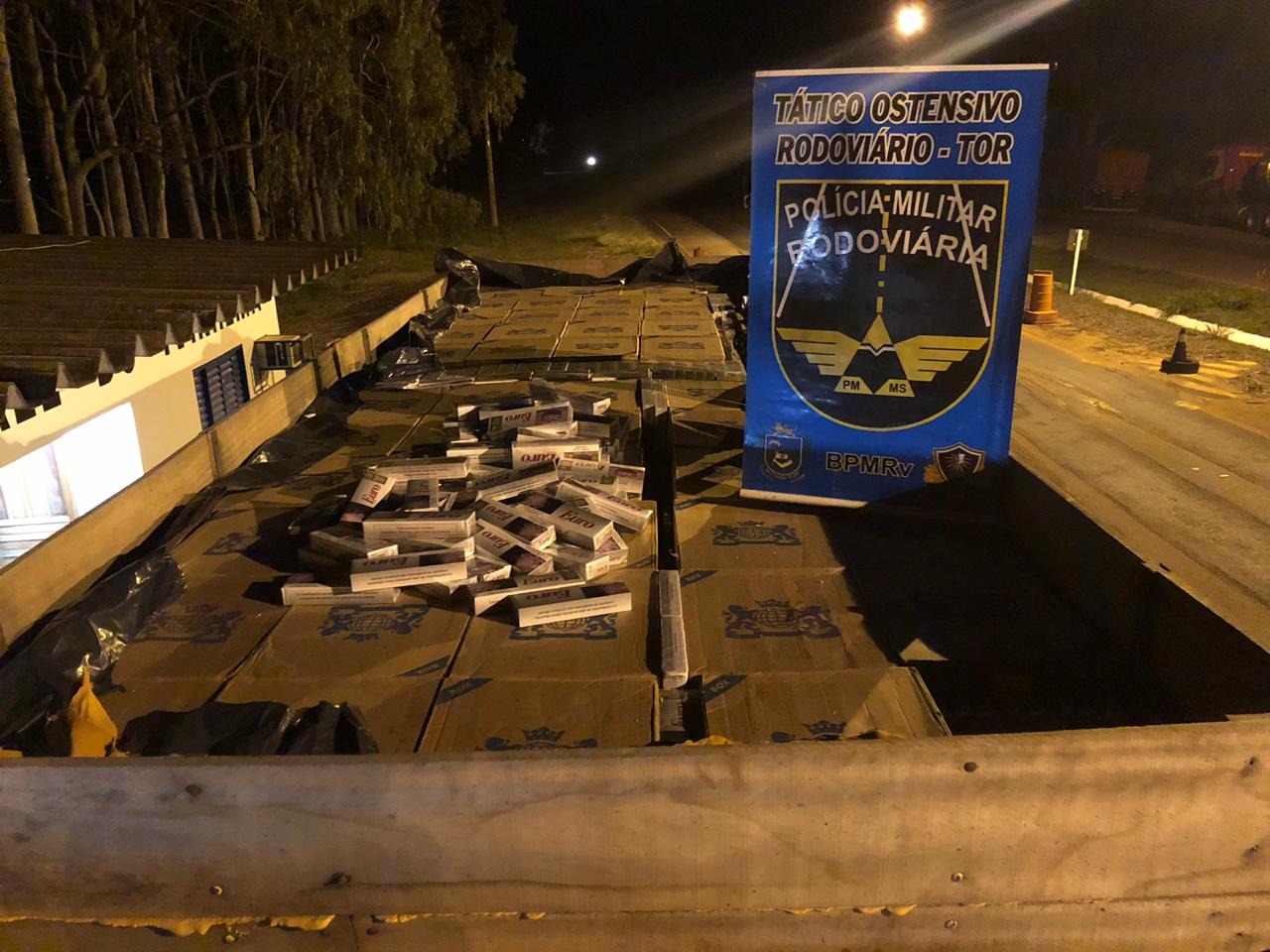 Homem é preso com 400 caixas de cigarros em caminhão Divulgação