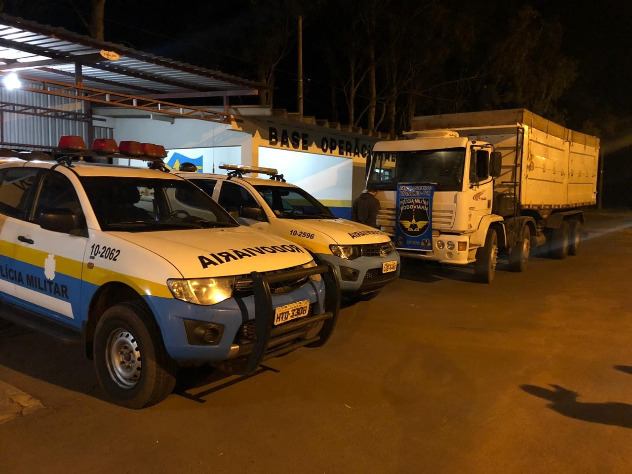 Homem é preso com 400 caixas de cigarros em caminhão Homem é preso com 400 caixas de cigarros em caminhão