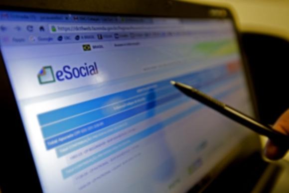 Empregadores domésticos têm até hoje para pagar guia do eSocial Empregadores domésticos têm até hoje para pagar guia do eSocial