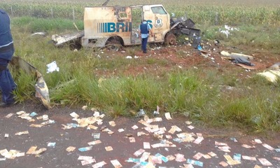 Quadrilha usa dinamite e explode carro forte cheio de dinheiro em rodovia de MS Veículo ficou totalmente destruído - Fotos: Ligado na Redação