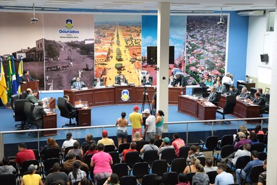Vereadores pedem projeto de reutilização de pluvial e reforma na praça do Cinquentenário Vereadores requereram melhorias para infraestrutura de Dourados (Foto: Eder Gonçalves)