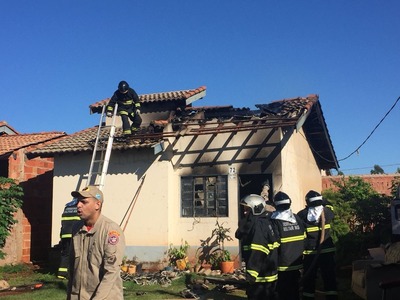 Idosa fica ferida em incêndio na casa dela em Campo Grande Bombeiros na casa da idosa, em Campo Grande, MS (Foto: Graziela Rezende/ TV Morena)