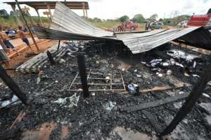 Uma sala de aula e um vestiário foram destruídos (Foto: Marcelo Calazans)