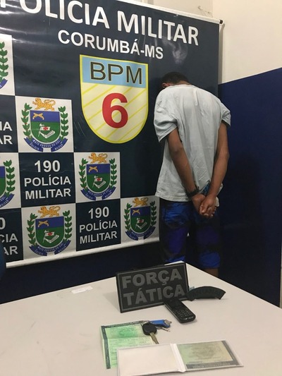 Casal e criança são rendidos por ladrão no carro e veículo é encontrado com ex-presidiário cinco horas depois Suspeito preso em Corumbá com carro roubado em Campo Grande, MS (Foto: PM/Divulgação)