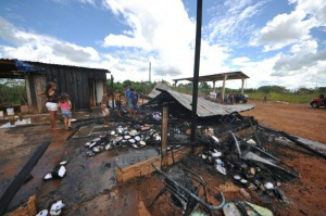 A suspeita é que o incêndio seja criminoso (Foto: Marcelo Calazans)