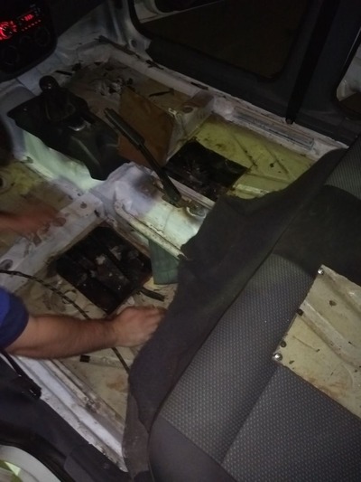 Tabletes de pasta base de cocaína em fundo falso de carro, em MS (Foto: PF/Divulgação)
