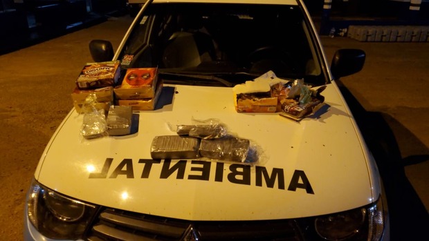 Bolivianos são presos com cocaína dentro de caixa de achocolatado em ônibus Bolivianos são presos com cocaína dentro de caixa de achocolatado em ônibus