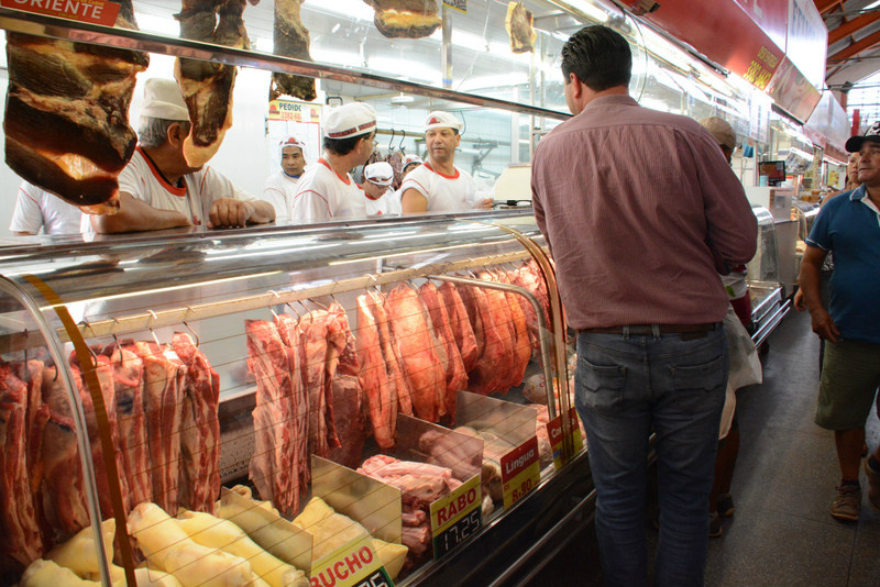 Preço da carne recua até 5,43% com menor consumo e promoções Redução nos valores do quilo da carne bovina pode ser creditada às promoções feitas por açougues aliadas à queda no consumo na Capital - Foto: Gerson Oliveira / Correio do Estado